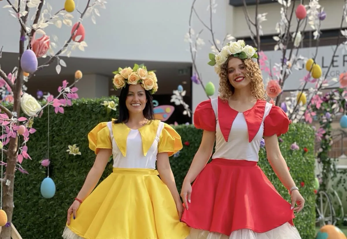 Dve animatorke u prolećnim kostimima sa venčićima od cveća